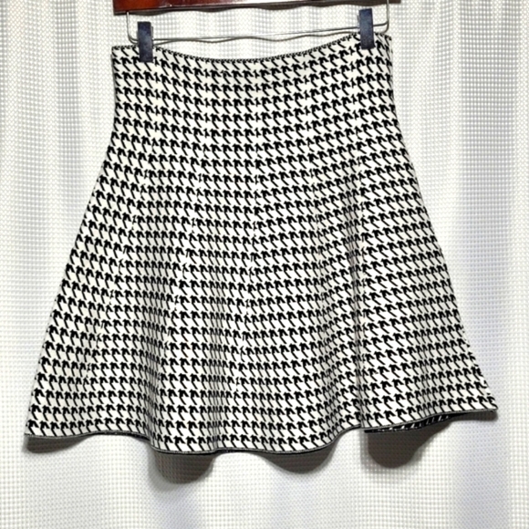 Mari Houndstooth Black & White Knit 10 Panel Flare Mini Skirt (LP) Petite Large - Picture 1 of 4